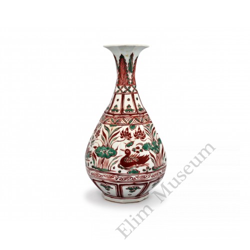 1410  An Octagonal shape Red & Green glaze Yuhuchun vase